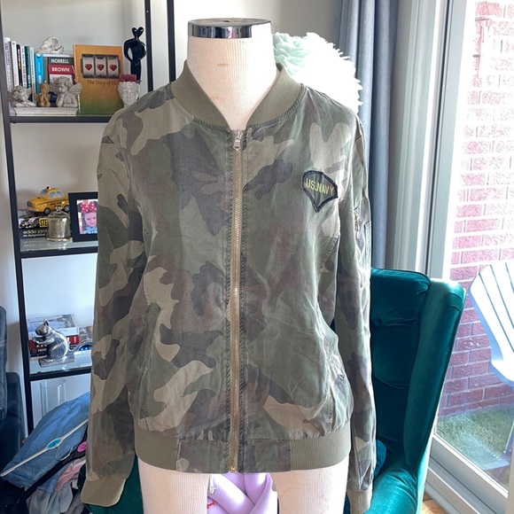 Light jacket Size Medium - Picture 1 of 3